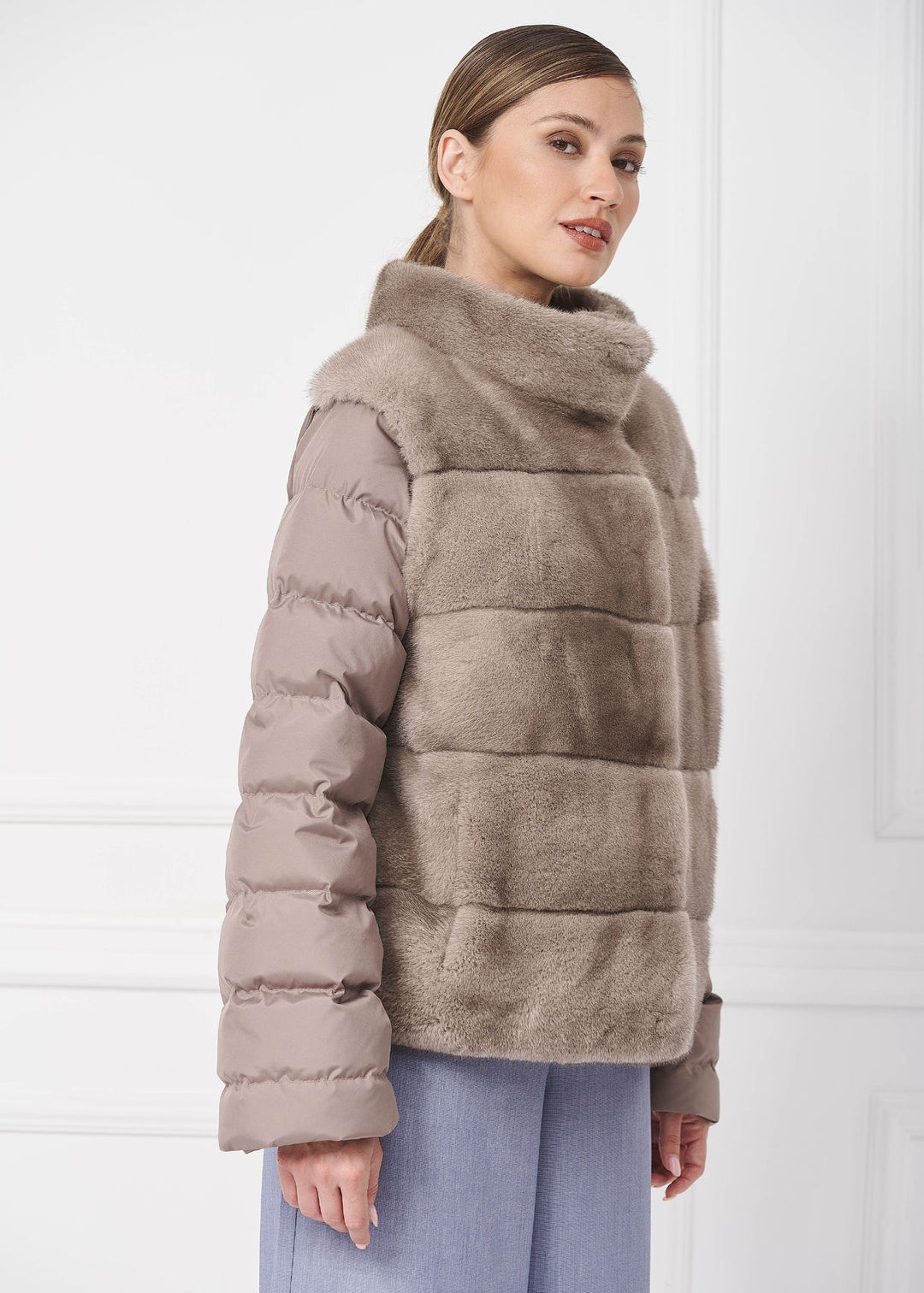 Kurze Daunenjacke mit Nerz