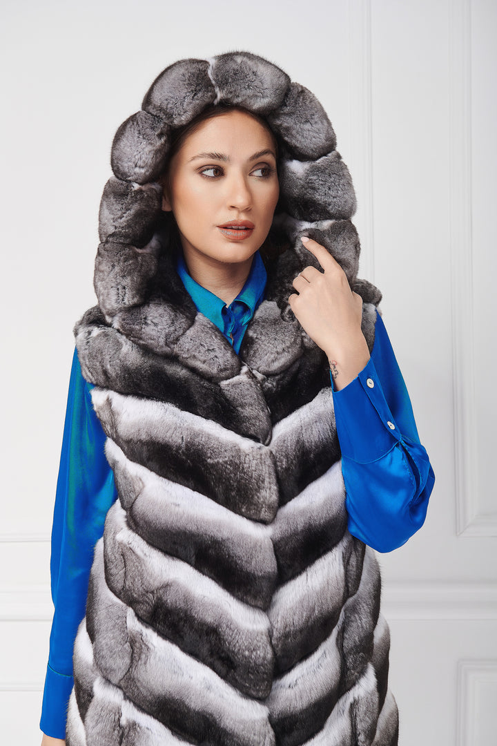 ELEGANTE GILET DI PELLICCIA DI CINCILLÀ CON CAPPUCCIO