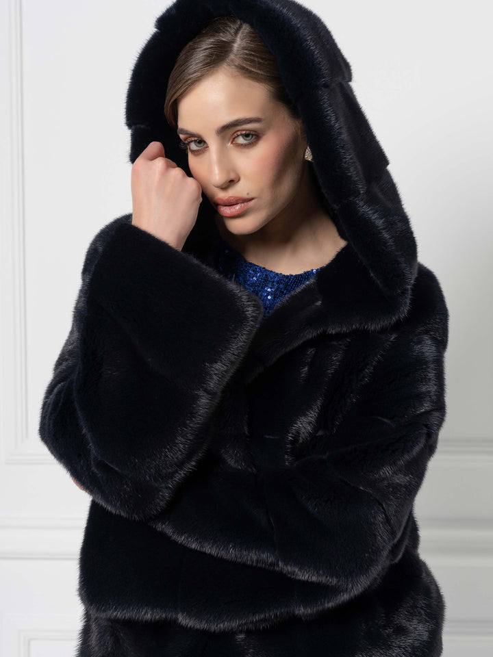 Veste en vison avec une capuche oversized