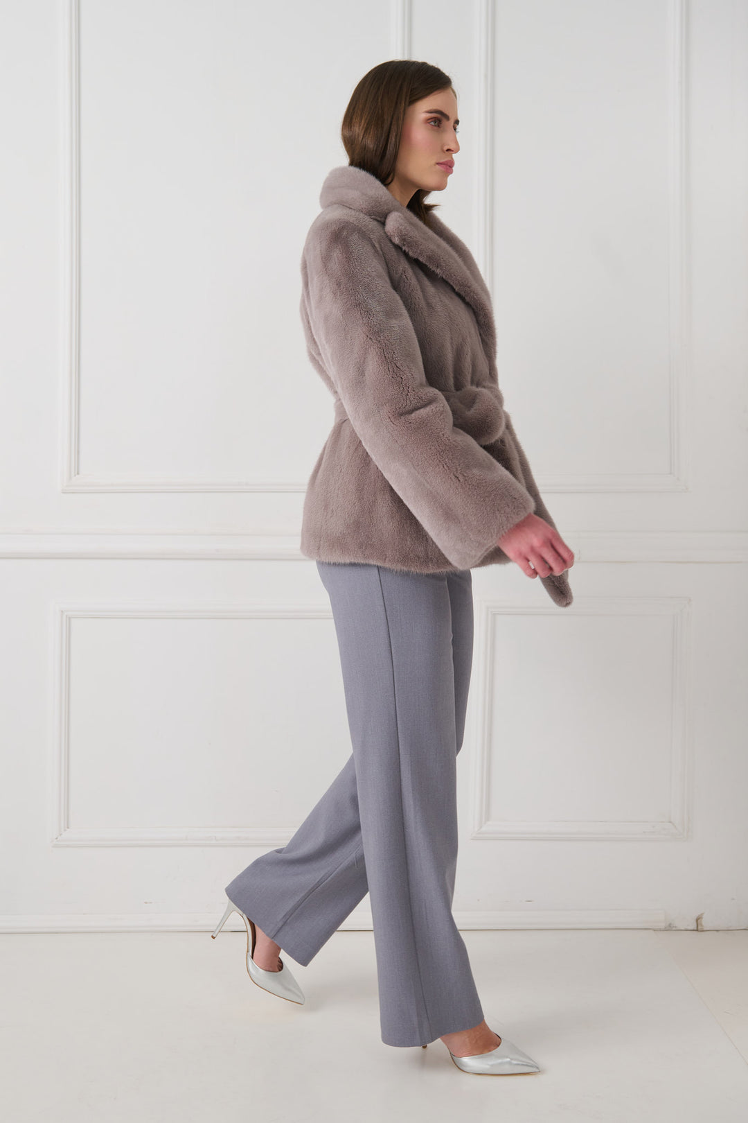 Veste en vison avec taille ceinturée et col châle