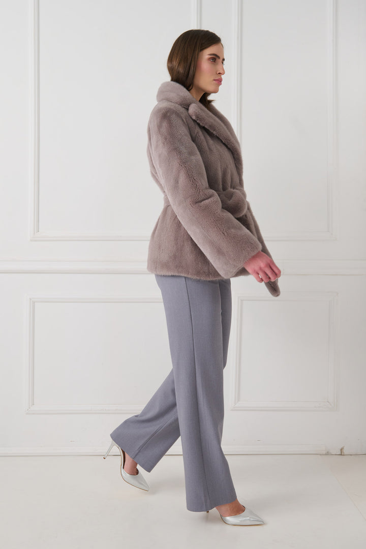 Veste en vison avec taille ceinturée et col châle