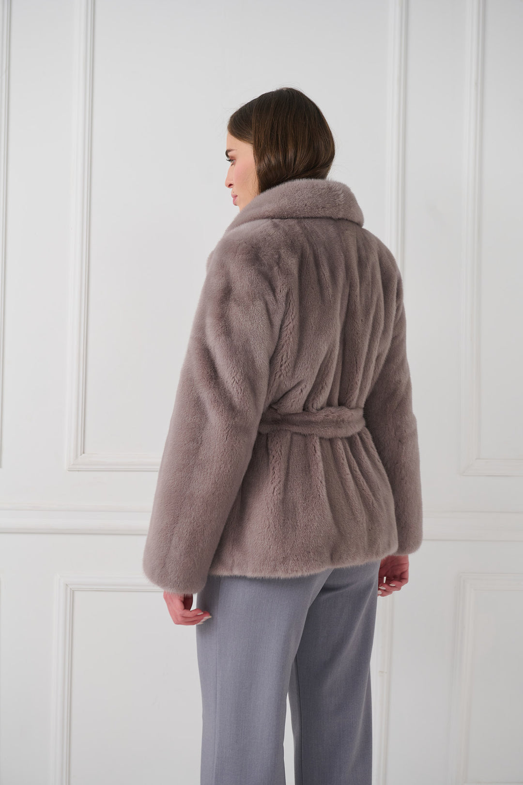 Veste en vison avec taille ceinturée et col châle