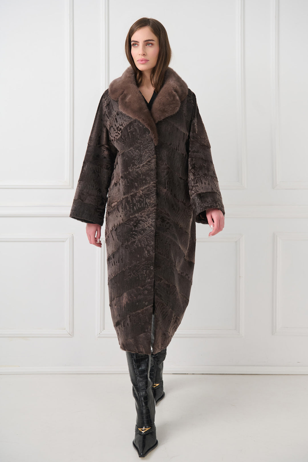 Элегантное пальто из персидской овчины с воротником из норки