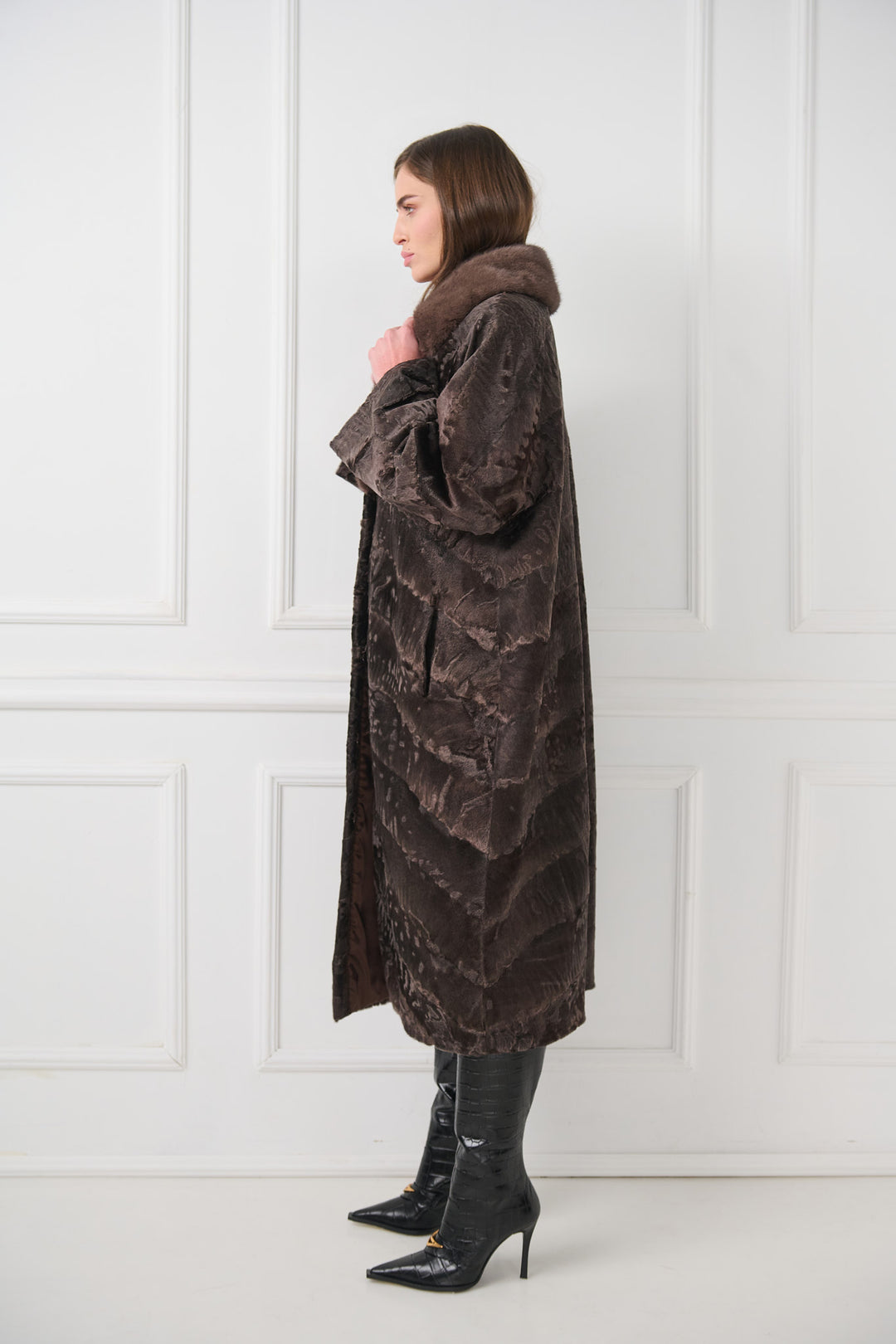 Элегантное пальто из персидской овчины с воротником из норки