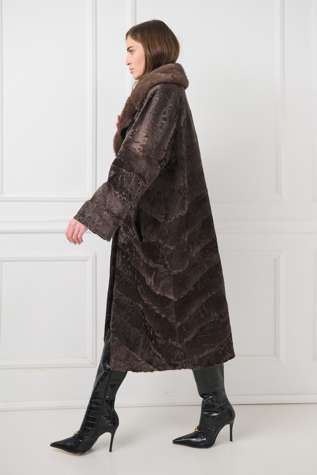 Элегантное пальто из персидской овчины с воротником из норки