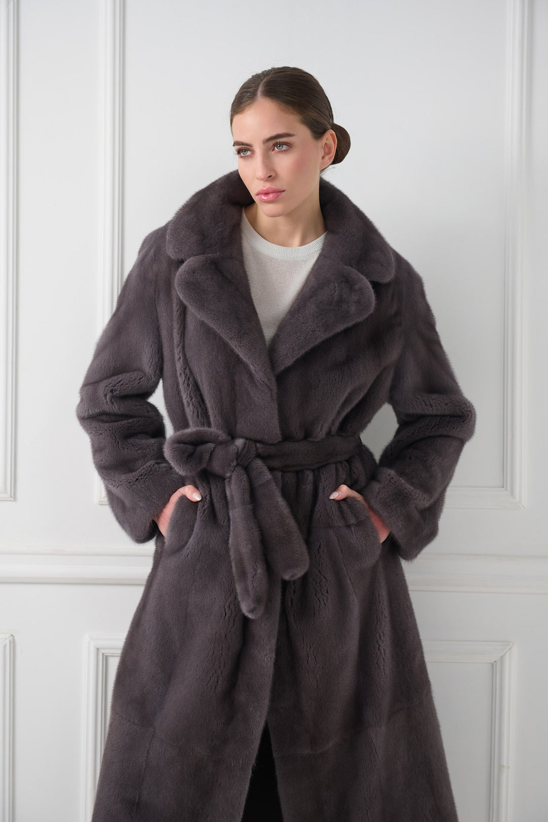 Cappotto in visone con cintura e morbido colletto a scialle