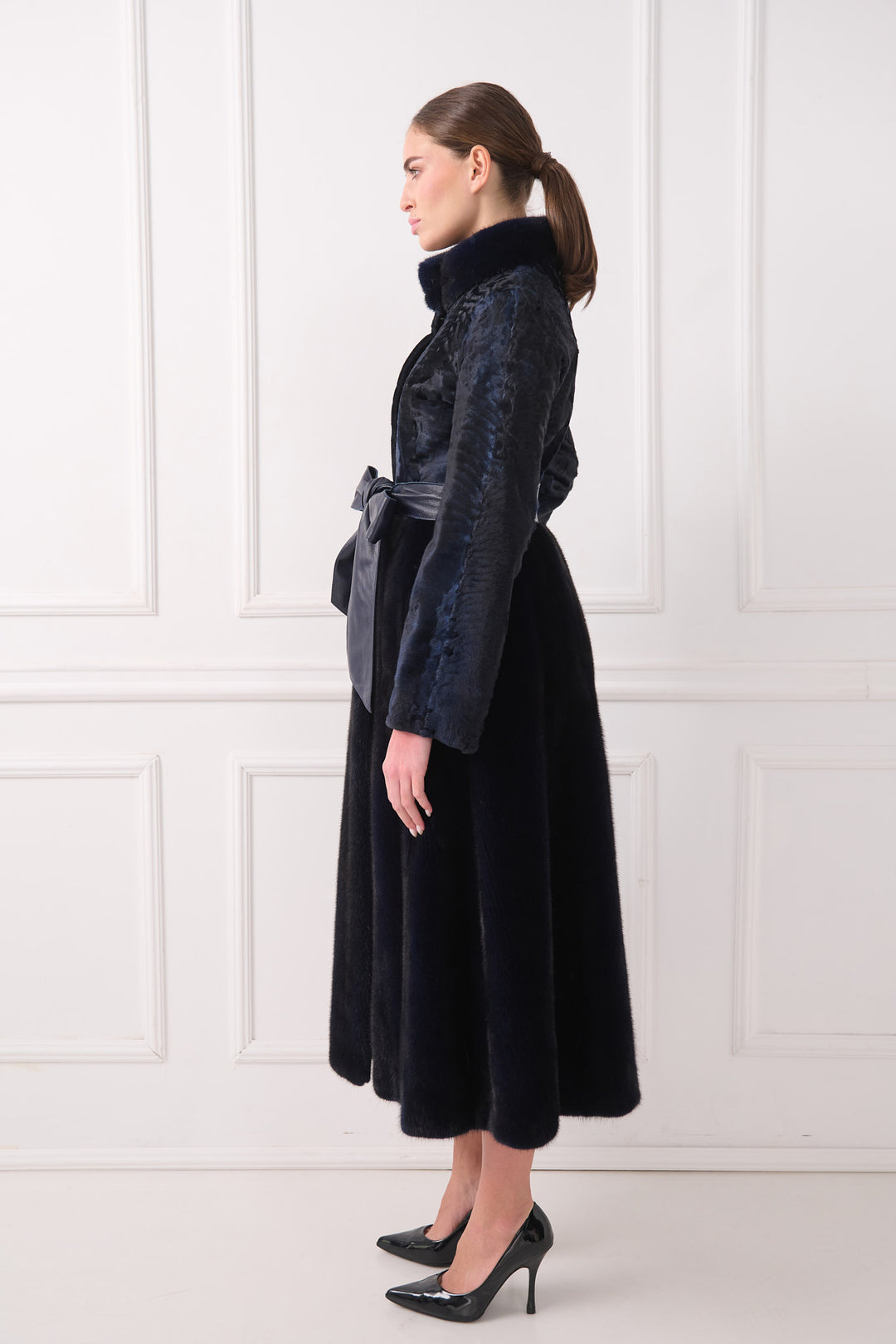 Элегантное пальто из персидской овчины с поясом и воротником из норки
