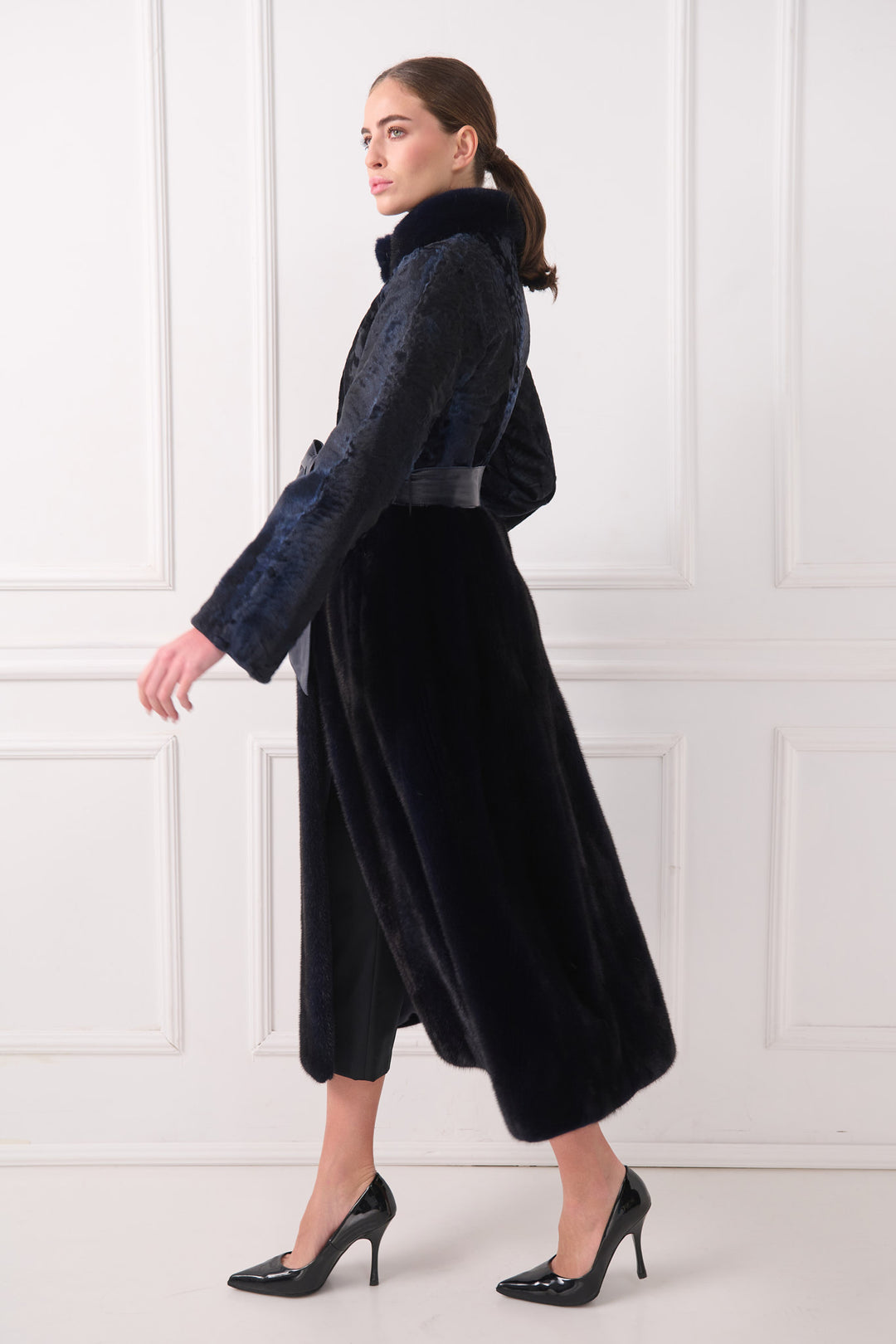 Элегантное пальто из персидской овчины с поясом и воротником из норки