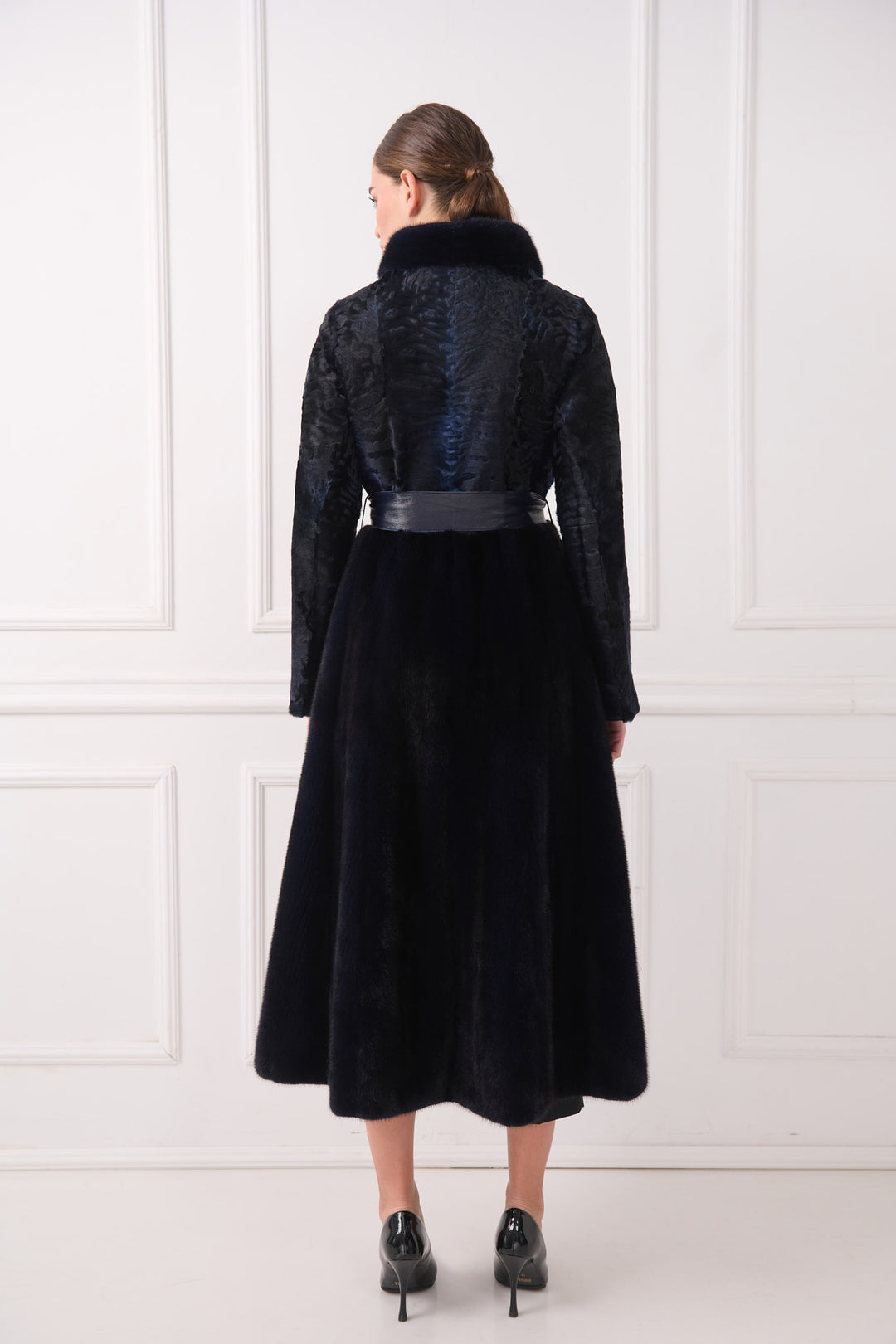 Элегантное пальто из персидской овчины с поясом и воротником из норки