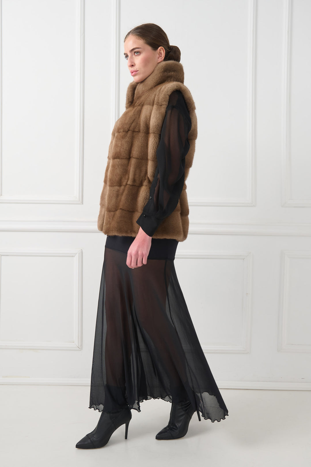 Короткий жилет с воротником-стойкой