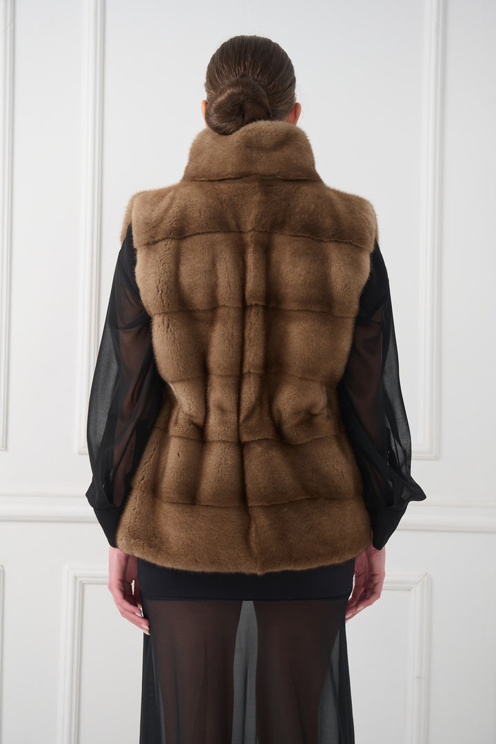 Короткий жилет с воротником-стойкой